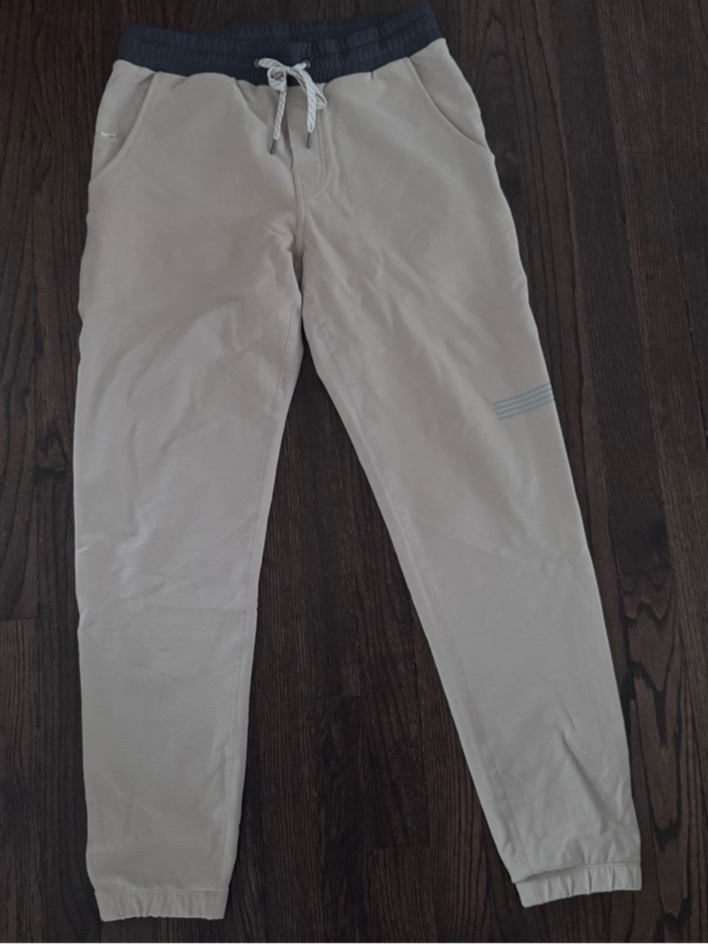 Vuori Men's Joggers in Light Beige with Navy Waistband